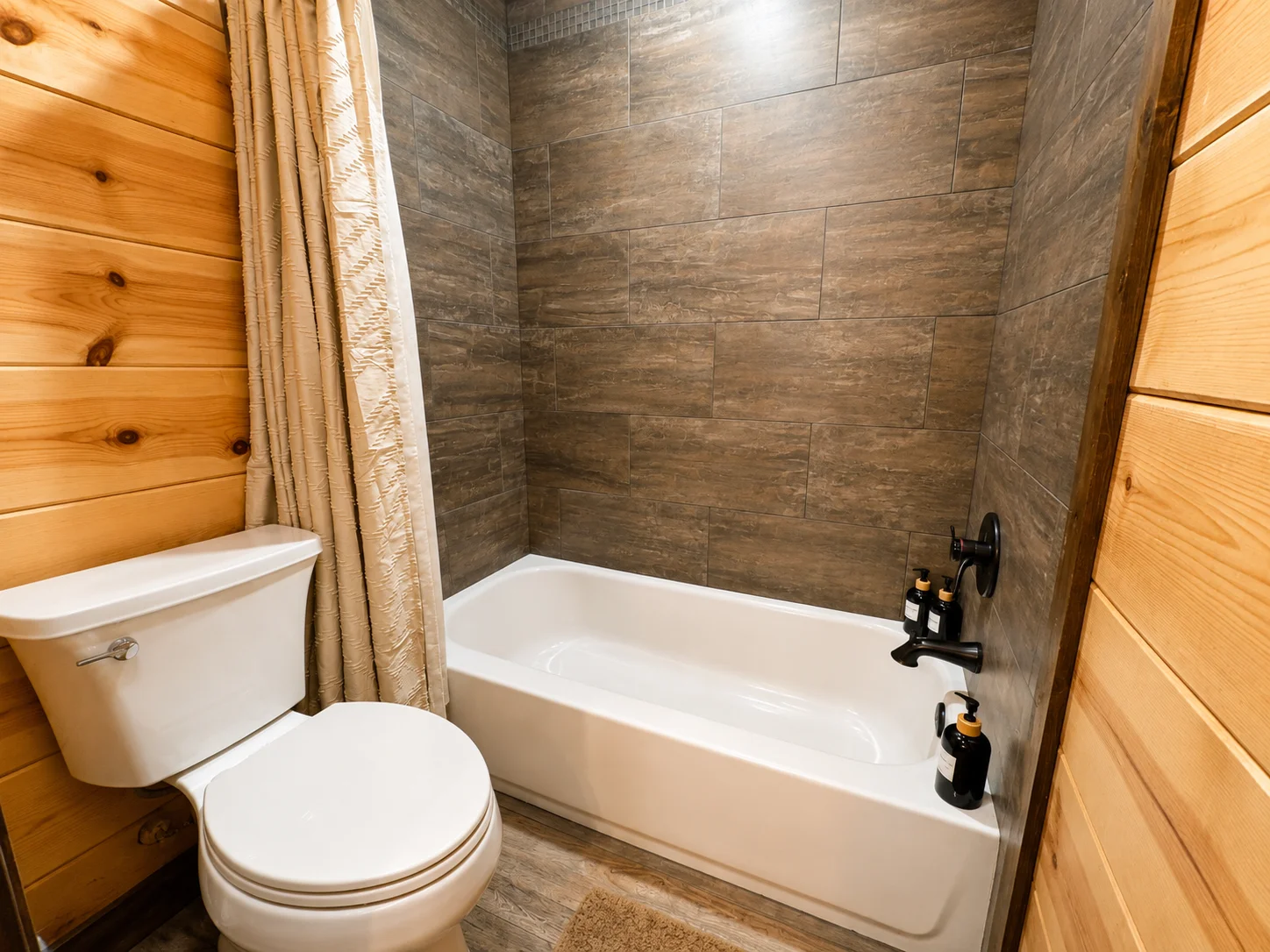 Upstairs bathtub at The Rustic Reserve